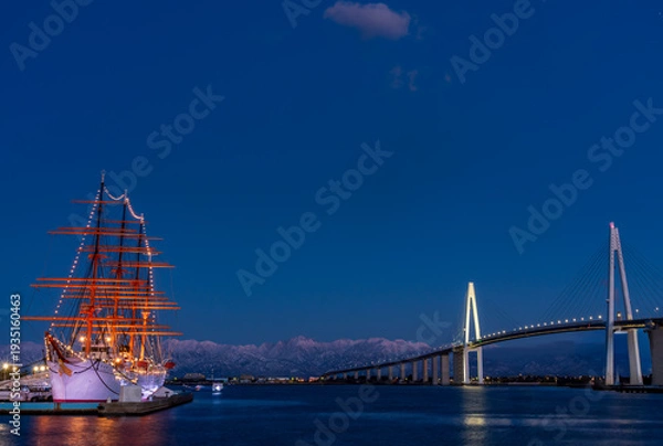 Obraz 夕方の海王丸パークから新湊大橋と海王丸を前景にピンク色染まる立山連峰アーベンロート