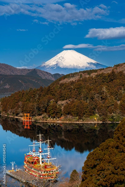 Obraz 朝の芦ノ湖に浮かぶ遊覧船と雪をかぶった富士山