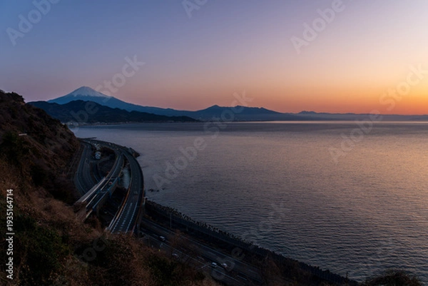 Obraz 東海道五十三次 薩埵峠から朝日に照らされる富士山と東海道