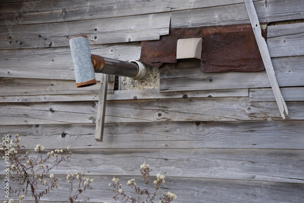 Obraz 古い木造住宅とトタンの煙突