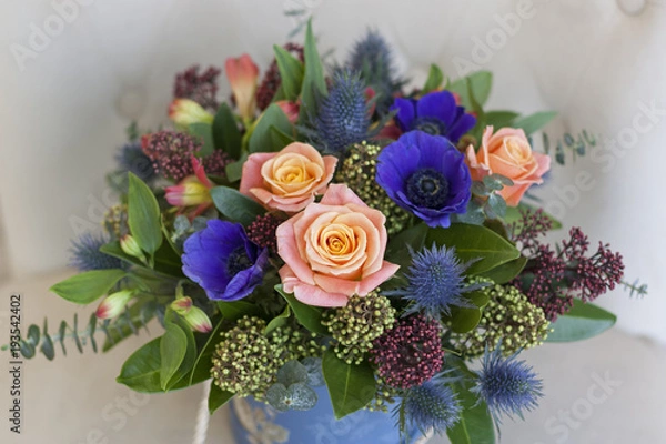 Obraz Коробка  с синими анемонами, розами, альстромериями