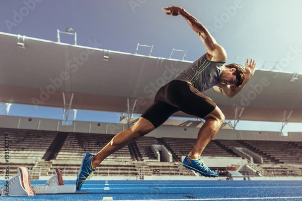 Fototapeta Sprinter startujący z bloku startowego na bieżni