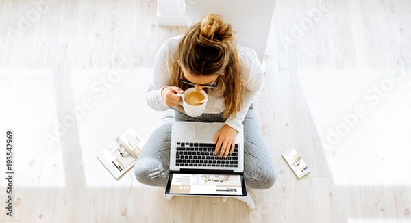 Fototapeta widok z góry kobiety pracującej nad responsywną stroną internetową skandynawskiego bloga