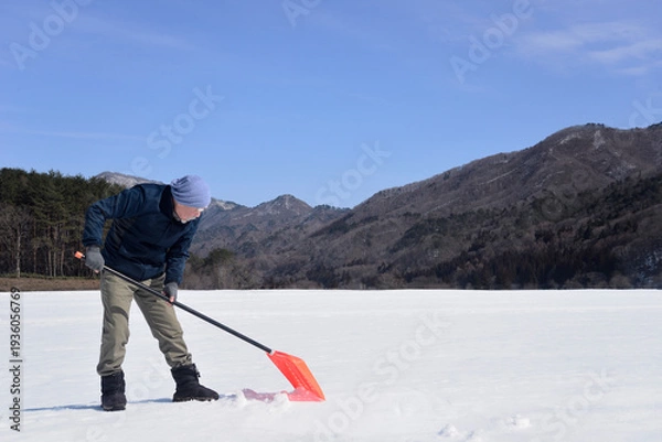 Obraz 雪国で田舎暮らしをしている老人の除雪
