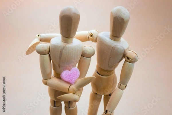 Fototapeta デッサン人形　ハートを抱くカップル