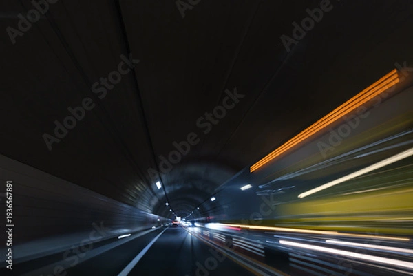 Obraz トンネルの中を光が流れる