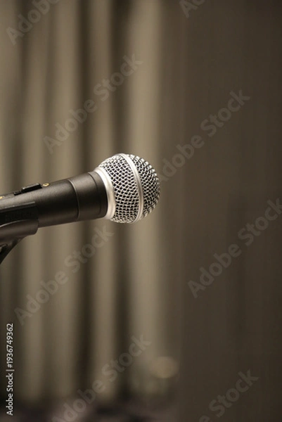 Obraz ステージマイクのクローズアップ（講演・スピーチ・音声収録イメージ）縦長