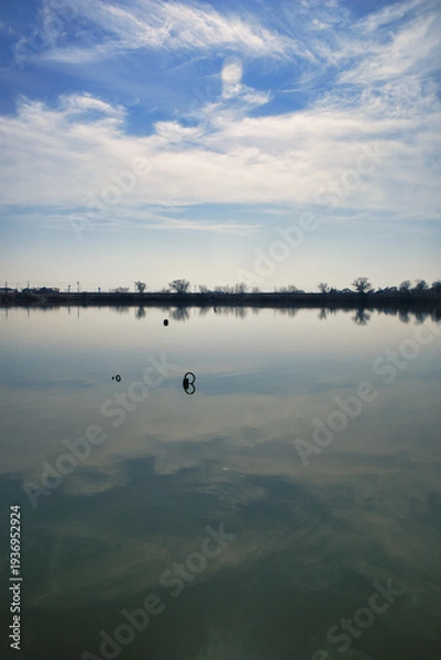 Obraz 静かな水面に映る空と雲のリフレクション