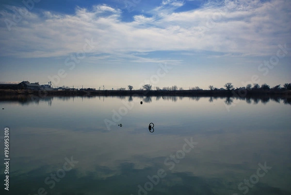 Obraz 静かな水面に映る空と雲のリフレクション