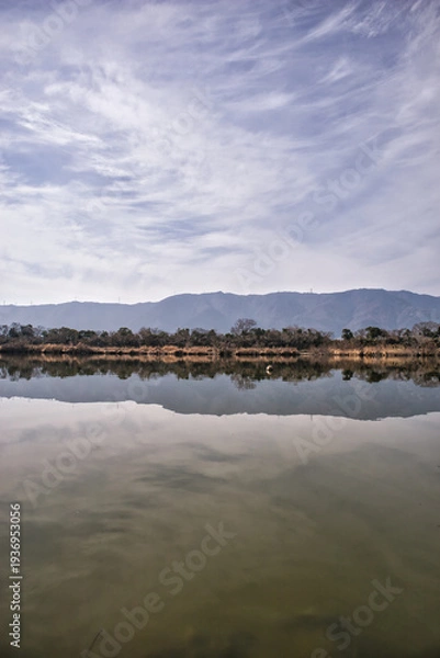 Obraz 静かな水面に映る空と雲のリフレクション