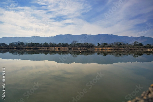 Obraz 静かな水面に映る空と雲のリフレクション