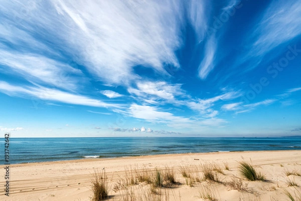 Fototapeta Seascape z dramatycznym niebieskim niebem i chmurami