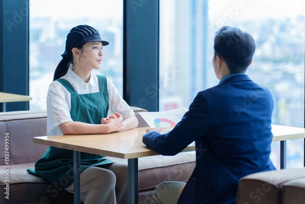 Obraz 店長と面談をする飲食店のスタッフ