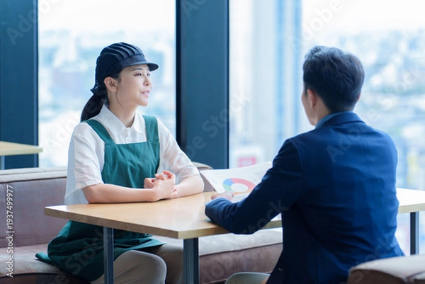 Obraz 店長と面談をする飲食店のスタッフ
