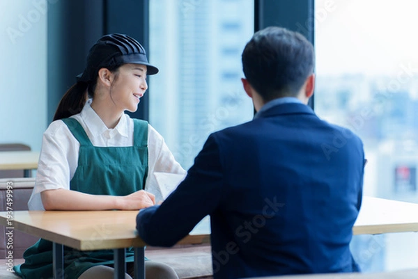 Obraz 店長と面談をする飲食店のスタッフ