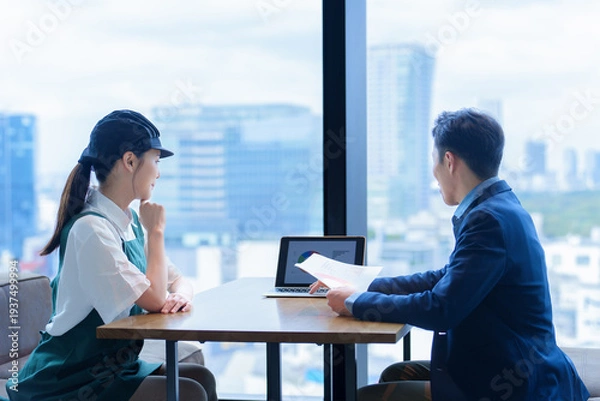 Obraz 店長と面談をする飲食店のスタッフ