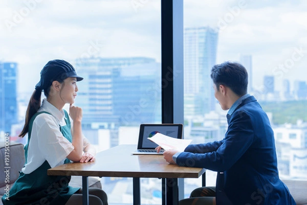 Obraz 店長と面談をする飲食店のスタッフ