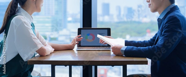 Obraz 店長と面談をする飲食店のスタッフ