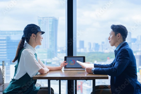 Obraz 店長と面談をする飲食店のスタッフ