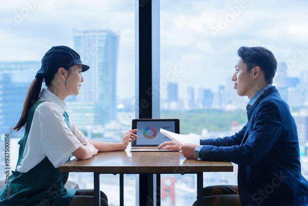 Obraz 店長と面談をする飲食店のスタッフ