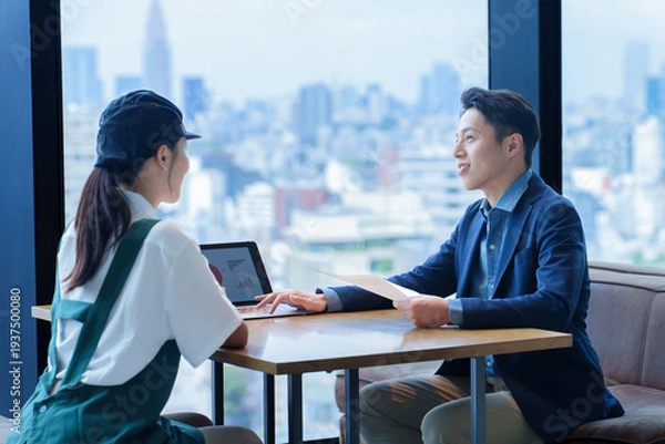 Obraz 店長と面談をする飲食店のスタッフ