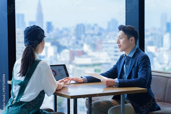 Obraz 支店長と面談をする飲食店のスタッフ