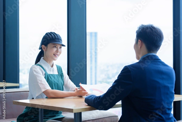 Obraz 店長と面談をする飲食店のスタッフ