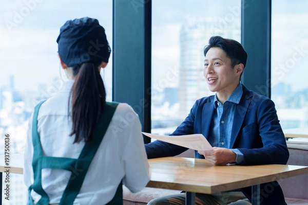 Obraz 店長と面談をする飲食店のスタッフ