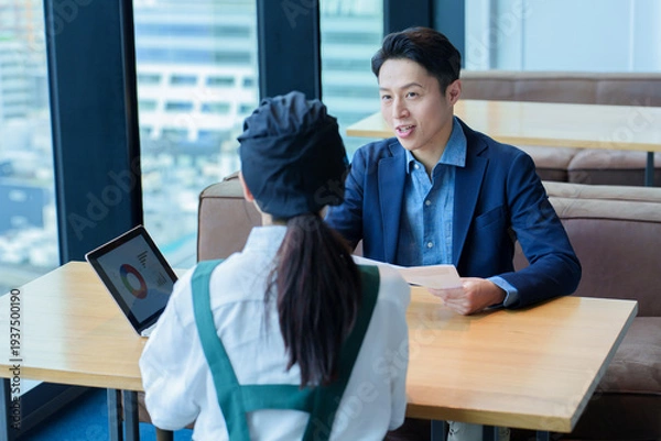 Obraz 店長と面談をする飲食店のスタッフ