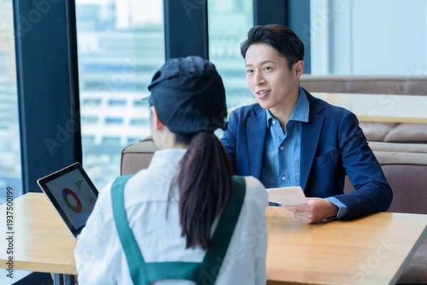 Obraz 店長と面談をする飲食店のスタッフ