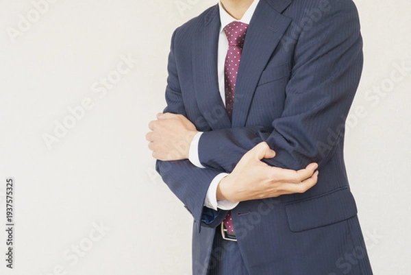 Obraz スーツを着た肘痛・関節痛の男性　イメージ