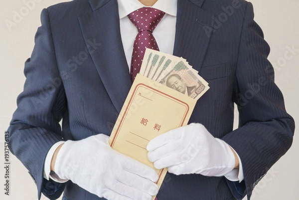 Obraz 給料袋を持つスーツを着た男性｜日本の一万円札の入った給料袋