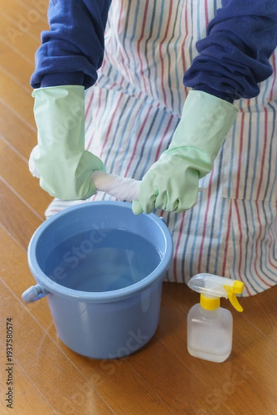 Obraz 雑巾をしぼる｜床・フローリングの拭き掃除
