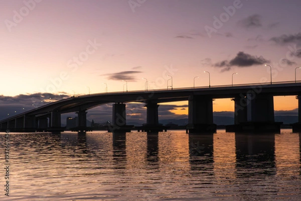 Obraz オレンジに染まる夜明けの琵琶湖　日本一長い淡水橋　琵琶湖大橋　滋賀県大津市