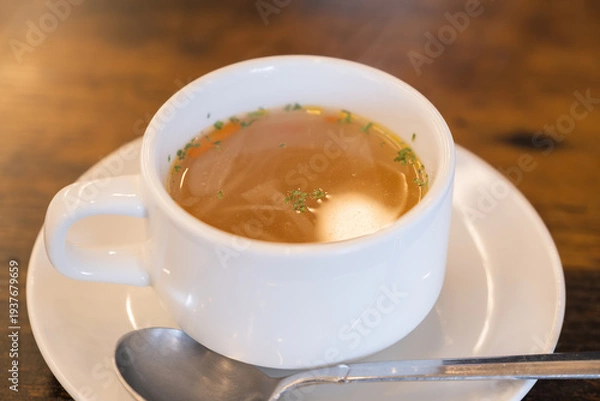Obraz 洋食屋の野菜入りコンソメスープ