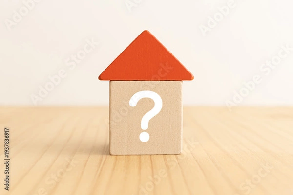 Obraz 木製の積み木の家に疑問符　クエスチョンマーク　？　はてなマーク　住宅についての質問イメージ