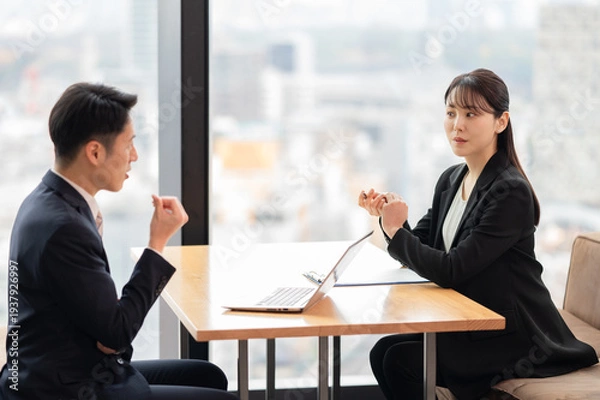 Obraz オフィスで打ち合わせをするビジネスパーソン　トラブル