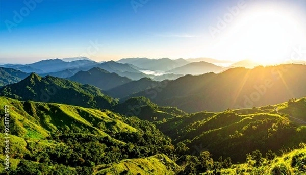Obraz 展望台から見渡す新緑の重なる山並みと朝の光が差し込む清々しい晴天の景観写真