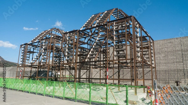 Obraz 人工魚礁（または人工漁礁といいます）です。魚類の繁殖と生活のために人為的に海中など水中に設置される人工物です。