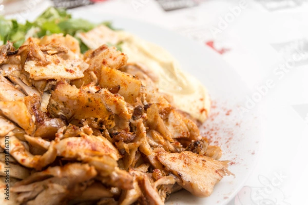 Obraz Zbliżenie na Gyros lub Gyro, greckie danie z mięsa gotowanego na pionowym rożnie, tradycyjnie wieprzowiny lub kurczaka