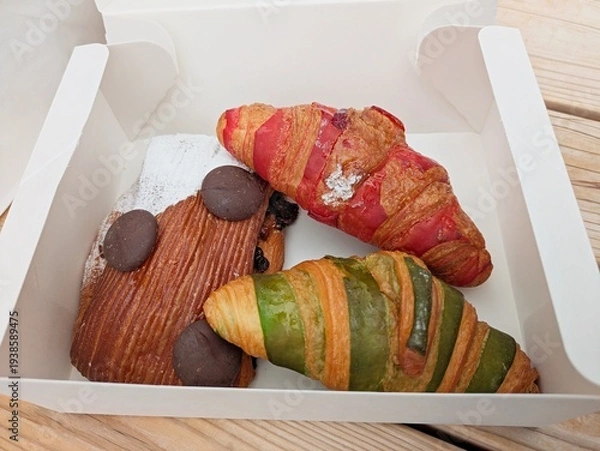 Obraz テイクアウトの白い箱に入った人気ベーカリーの贅沢な菓子パンセット