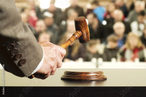 Obraz młotek do oceny ofert aukcyjnych z sędzią i publiczną, selektywną koncentracją