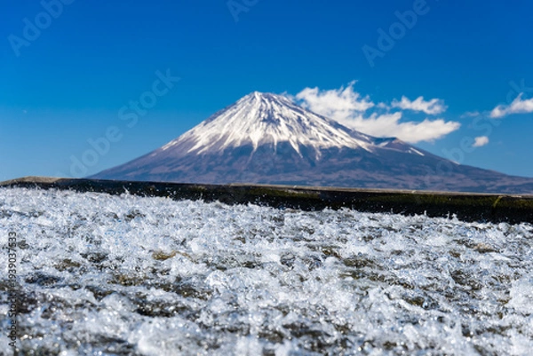 Obraz 勢いの良い富士川の流れと快晴の富士山