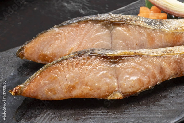 Obraz 新鮮な鮭の塩焼き 網焼き 秋鮭の切り身 和食の朝食イメージ 