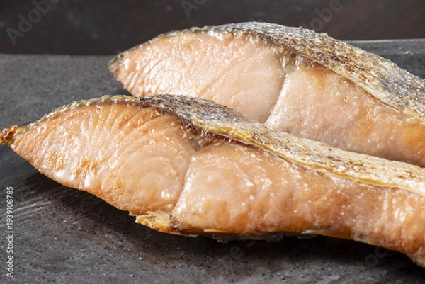 Obraz 新鮮な鮭の塩焼き 網焼き 秋鮭の切り身 和食の朝食イメージ 