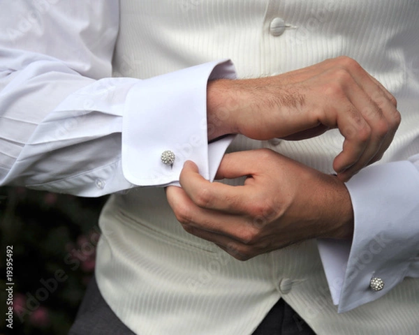 Fototapeta Pan młody sprawdza spinki do mankietów