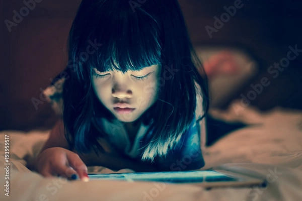 Obraz Dziecko za pomocą tabletu do nauki online w domu.