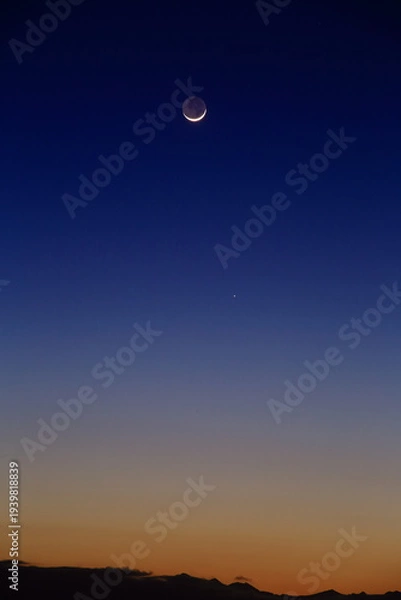 Obraz 長野県須坂市から見た夕暮れ時の地球照