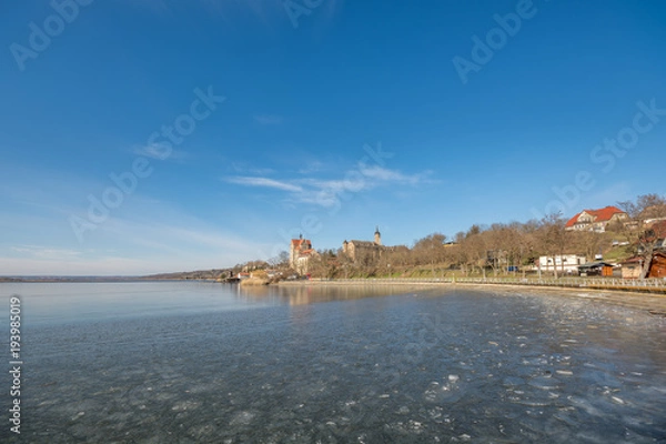 Fototapeta Der Süße See in Sachsen-Anhalt mit dem darüber thronenden Schloss von Seeburg