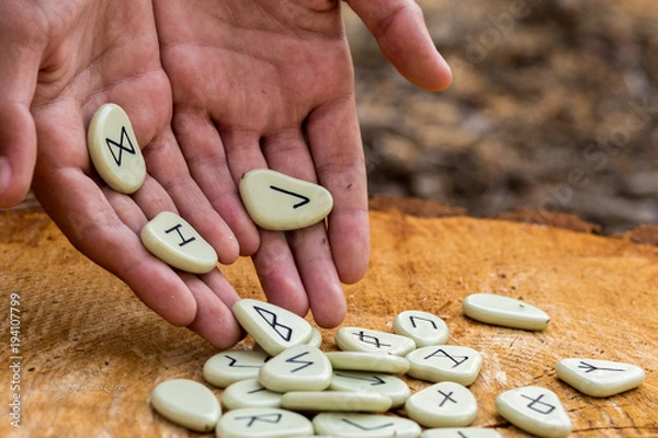 Obraz Tirada de runas sobre tronco